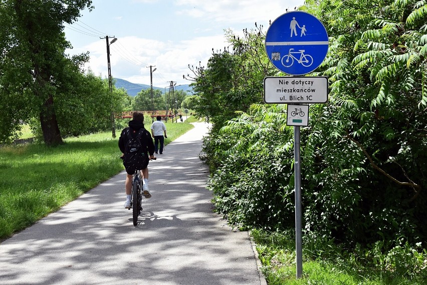 Ścieżki i trasy rowerowe przyciągają wielu użytkowników,...