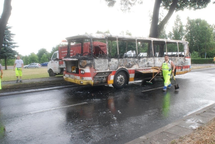 Na Brzezińskiej spłonął autobus PKS (ZDJĘCIA)