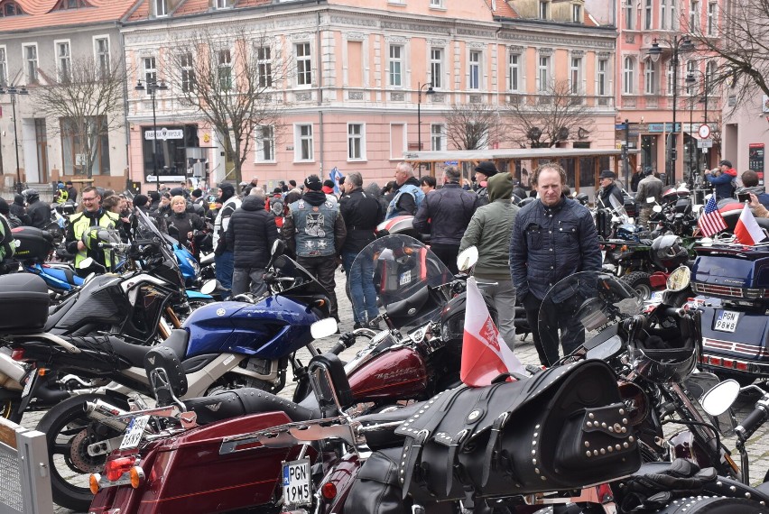 Wielkopolscy motocykliści na Rynku rozpoczęli sezon! Harleye, Hondy i… Romety w środku Gniezna [FOTO]