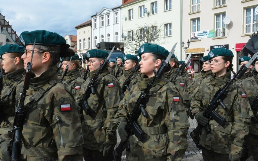 Przysięga wojskowa na Placu Ratuszowym w Sulechowie