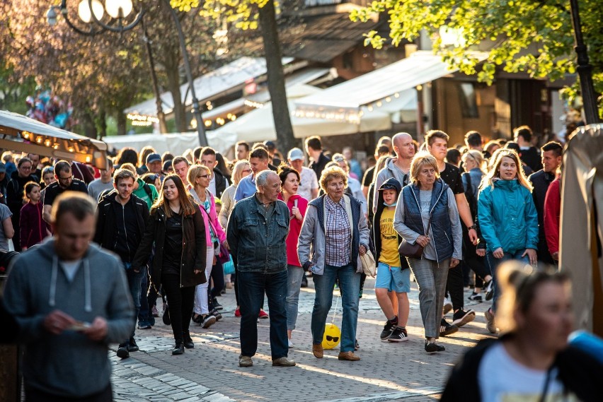 Zakopane. Na Krupówkach pożegnali już pandemię. Tłumy turystów na góralskim deptaku