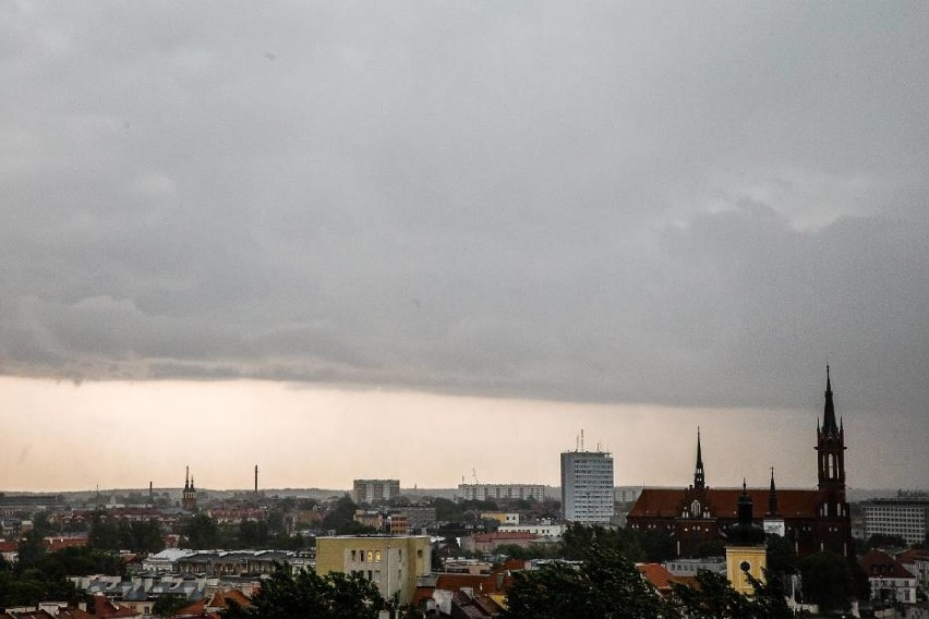 Nadciągają burze z gradem w Białymstoku i na Podlasiu! Ostrzeżenie dla wszystkich powiatów!