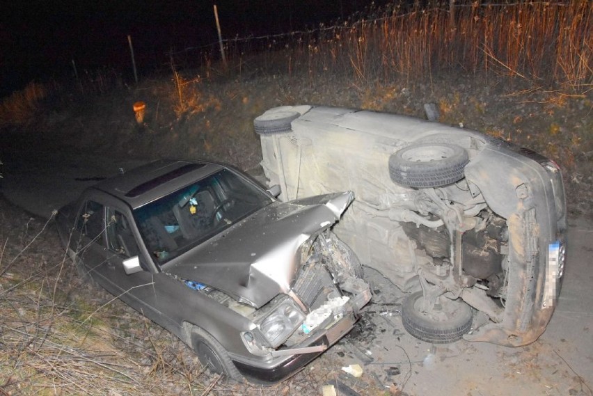 Groźne zderzenie samochodów w m. Dzierzkowice Góry. 44-letni kierowca trafił do szpitala