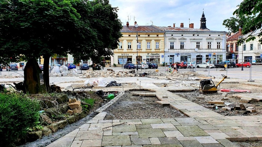 W centrum miasta powstaje obrys fundamentów starego ratusza