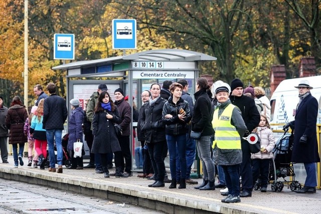 Jeżeli tylko możecie, zostawcie samochody w garażach i skorzystajcie we Wszystkich Świętych ze szczecińskiej komunikacji miejskiej.