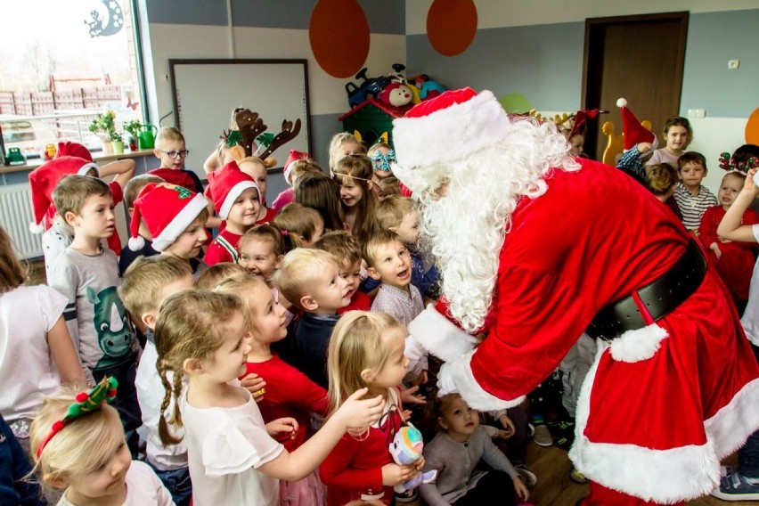 Wałbrzych: Wizyta Świętego Mikołaja w Przedszkolu Językowym Chatka Małolatka [ZDJĘCIA]