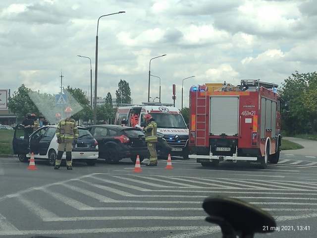 W piątek (21 maja) przed godziną 14 na skrzyżowaniu alei Niepodległości i ulicy Miechowickiej zderzyły się dwa samochody osobowe. Na miejscu jest policja, karetka pogotowia i straż pożarna. Są utrudnienia w ruchu.