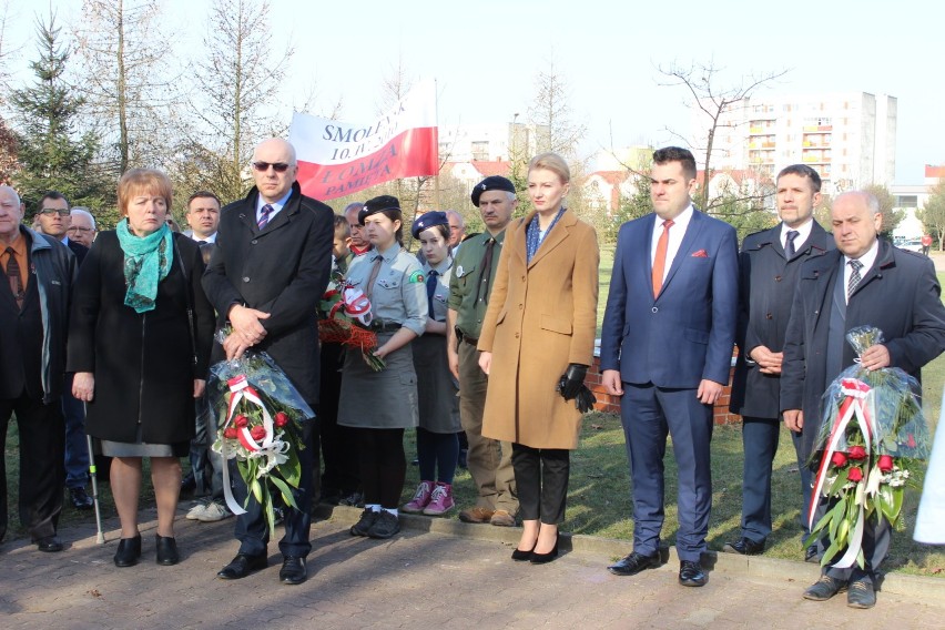 Przedstawiciele władz miejskich i samorządowych, służb mundurowych, Związku Sybiraków, szkół oraz mieszkańcy oddali hołd