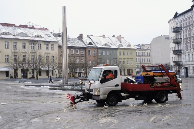 Poruszając się po drogach w Poznaniu i regionie należy zachować szczególną ostrożność. Pada śnieg i marznący deszcz.
