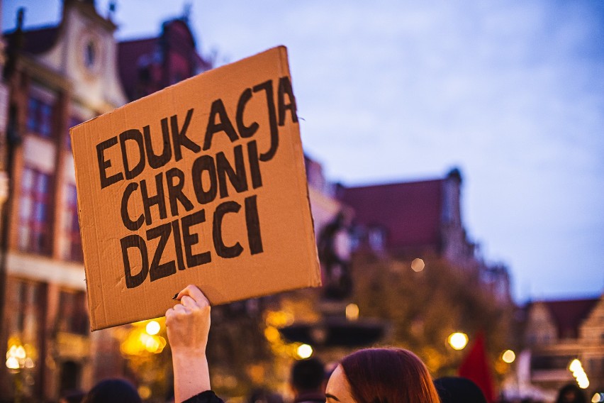 Gdański protest "przeciwko zakazaniu edukacji seksualnej"...