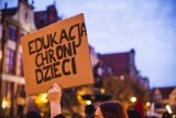 Setki osób pod Fontanną Neptuna protestowało przeciwko kontrowersyjnej w kwestii edukacji seksualnej nowelizacji Kodeksu Karnego