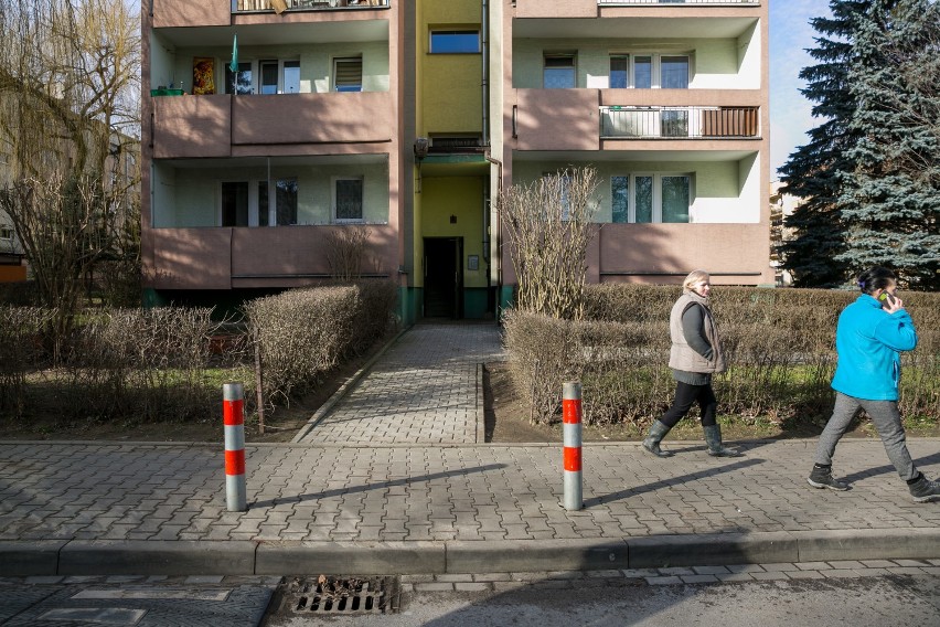 Kraków. Atak na ulicy Teligi. Pocięli 18-latka ostrym narzędziem [ZDJĘCIA]