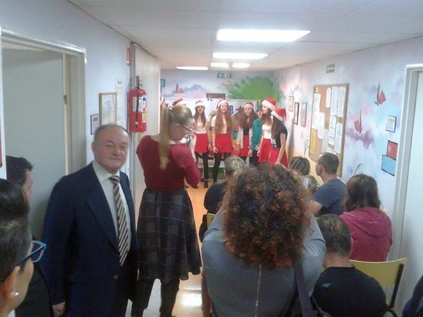 Święty Mikołaj zawitał z prezentami dla dzieci do szpitala w Staszowie