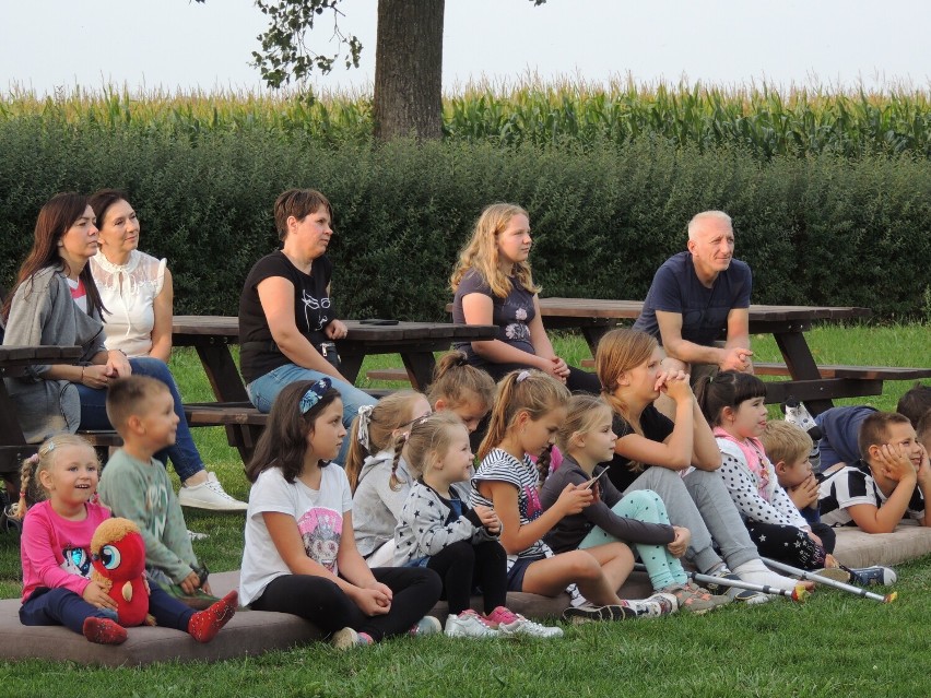 Aktorzy z teatrów Łata oraz Gili Gili zabawiali najmłodszych...