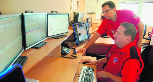 Dyspozytorzy, pod okiem ratowników z Krakowa, uczą się obsługiwać nowy system, pracując dla bezpieczeństwa na starym