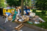 Śmieciowy problem w podwarszawskim Otwocku. Miasto tonie w workach z odpadami. Jest komunikat lokalnych władz