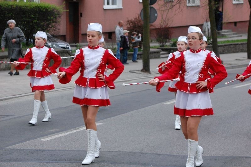 Kwidzyn: Przemarsz ulicami miasta i wspólne śpiewanie pieśni patriotycznych z okazji Święta 3 Maja