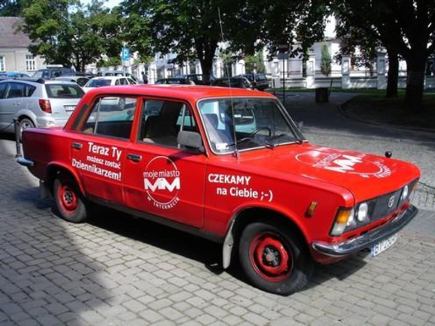 Nasze auto na parkingu przed budynkiem redakcji.