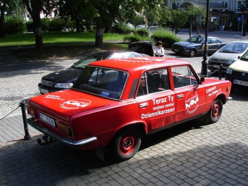 Nasze auto na parkingu przed budynkiem redakcji.