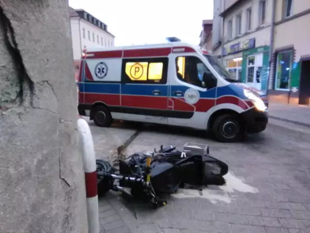 Policjanci patrolujący miasto zauważyli dziwnie poruszający się motocykl. Kiedy próbowali zatrzymać go do kontroli, ten postanowił uciec. Motocyklista zaczął się popisywać i kiedy próbował odjechać, wywrócił się. Chciał jeszcze uciec, ale ostatecznie został pochwycony przez policjantów.