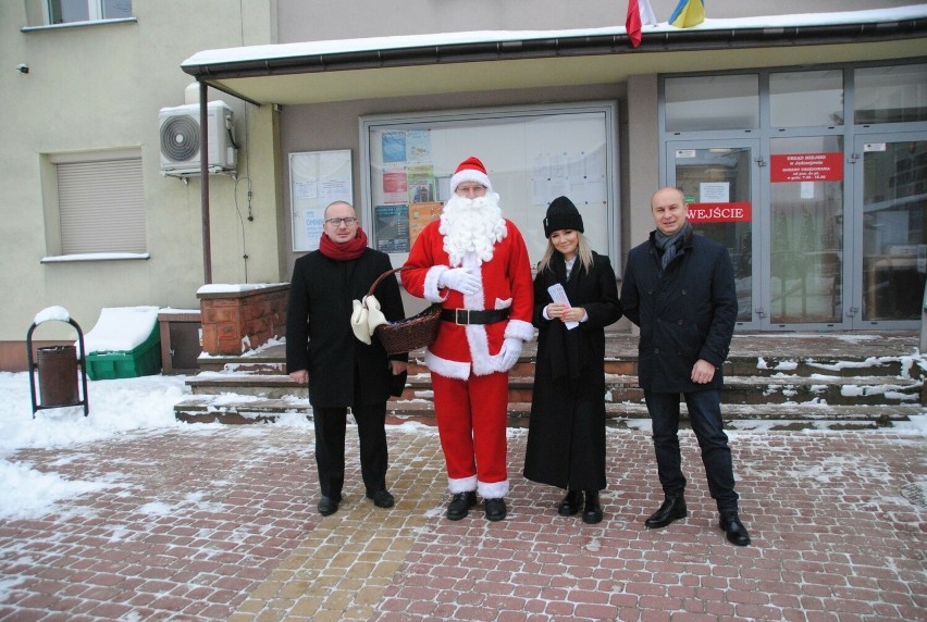 Święty Mikołaj z wizytą w Jędrzejowie. Rozdawał cukierki z pomocnikami: burmistrzem i radnym. Odwiedził także szkołę. Zobacz zdjęcia