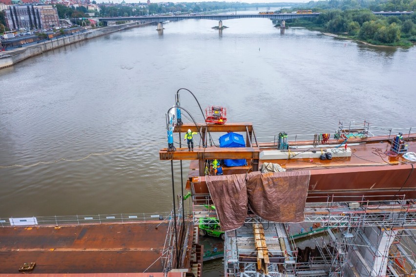 Tak wyglądają postępy przy budowie mostu na Pragę