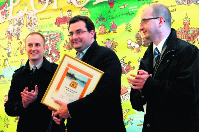 Tomasz Mańkowski (w środku) odebrał specjalne wyróżnienie kapituły naszego plebiscytu dla uzdrowiska w Szczawnicy