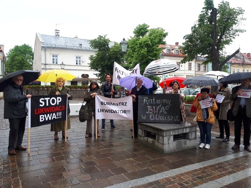 Protest pod Urzędem Miasta i Gminy w Olkuszu przeciwko...