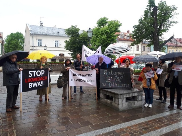 Protest pod Urzędem Miasta i Gminy w Olkuszu przeciwko likwidacji BWA.