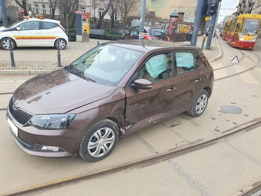 Pijany pirat drogowy w centrum Łodzi! Wpadł, bo wysiadł z samochodu i... poszedł za potrzebą!