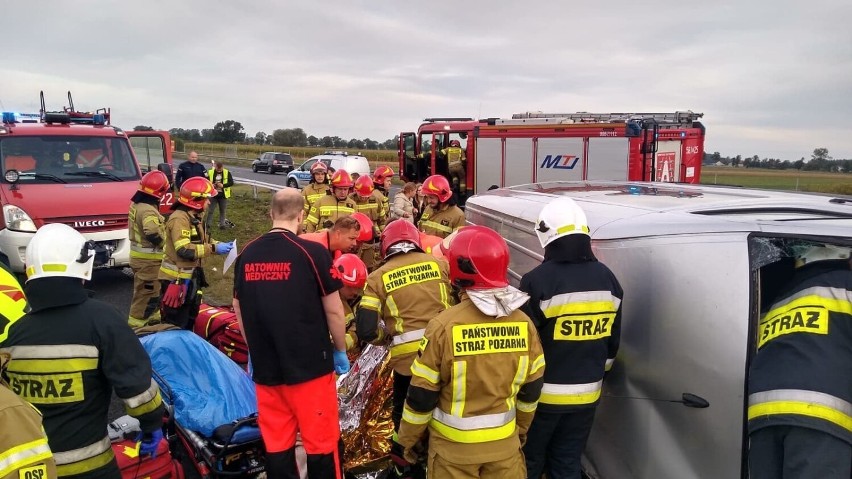 Groźny wypadek busa na autostradzie A2 w Łódzkiem. 4 osoby ranne, w tym 2 dzieci FOTO