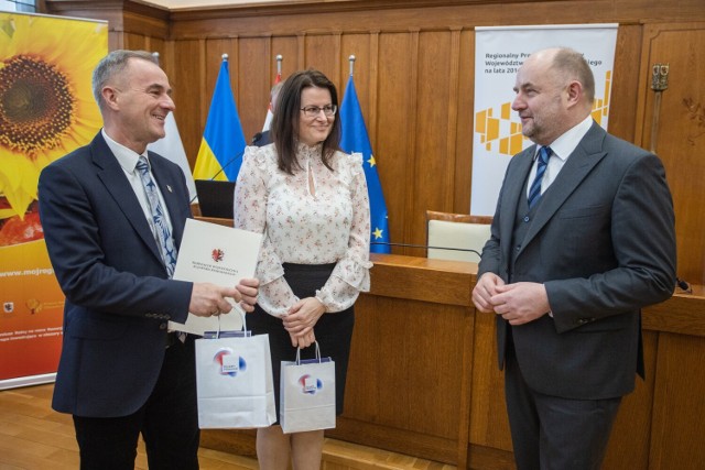Umowę na unijne dofinansowanie budowy skateparku w Sępólnie odebrali burmistrz Waldemar Stupałkowski i skarbniczka Anna Buchwald.