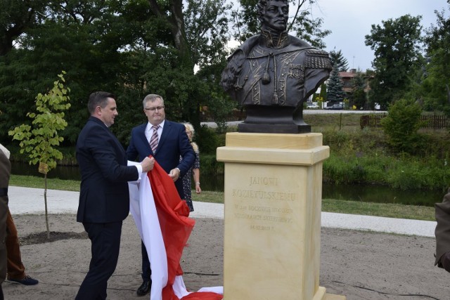 W niedzielę na Bulwarze Przyjaźni Polsko-Francuskiej odsłonięte zostało popiersie Jana Hipolita Kozietulskiego, skierniewiczanina, pułkownika armii napoleońskiej, bohatera spod Somosierry. Uczestnicy tej uroczystości zebrali się w Rynku, a następnie przemaszerowali przy akompaniamencie orkiestry dętej na bulwar.