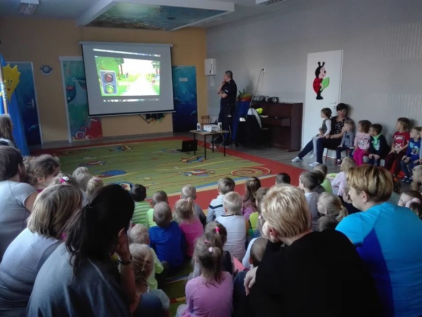 JAROCIN: Policjanci odwiedzili przedszkola Jarzębinka i Bajeczka w mieście by uczyć dzieci zasad bezpieczeństwa