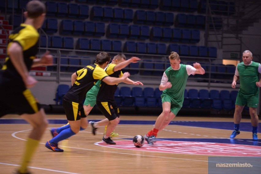 Wyniki 4. i 5. kolejki III edycji Włocławskiej Ligi Futsalu. Zdjęcia z meczu ZS CKR Kowal - TSR Kujawy 2:0