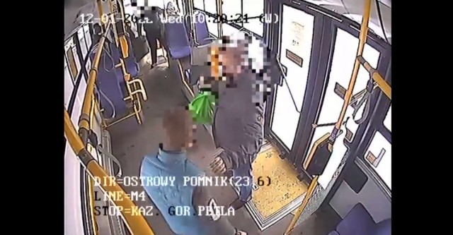 Sosnowiec. Młody mężczyzna wsiadł do autobusu i brutalnie zaatakował pasażera. 

Zobacz kolejne zdjęcia. Przesuwaj zdjęcia w prawo - naciśnij strzałkę lub przycisk NASTĘPNE