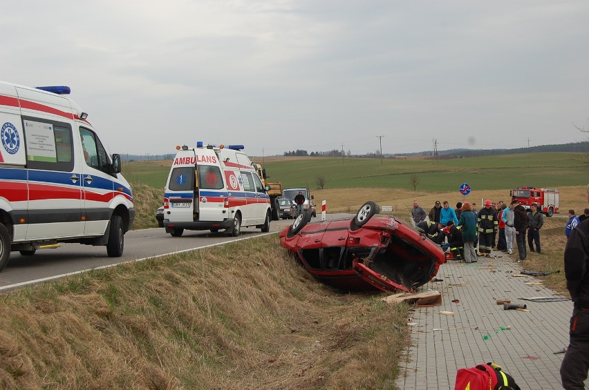 Wypadek Volkswagena Passata w Udorpiu pod Bytowem. Wypadł z drogi i kilkakrotnie dachował