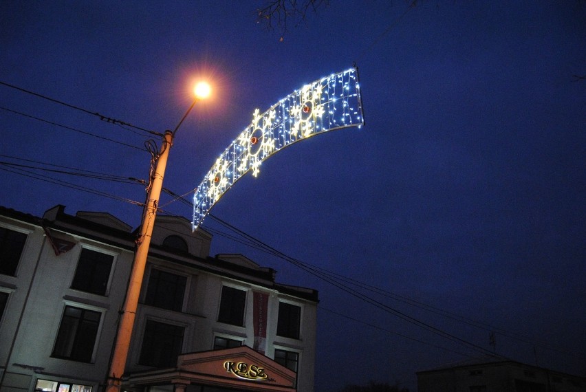 Świąteczne iluminacje już na ulicach Włoszczowy. Zobaczcie jak pięknie (ZDJĘCIA)