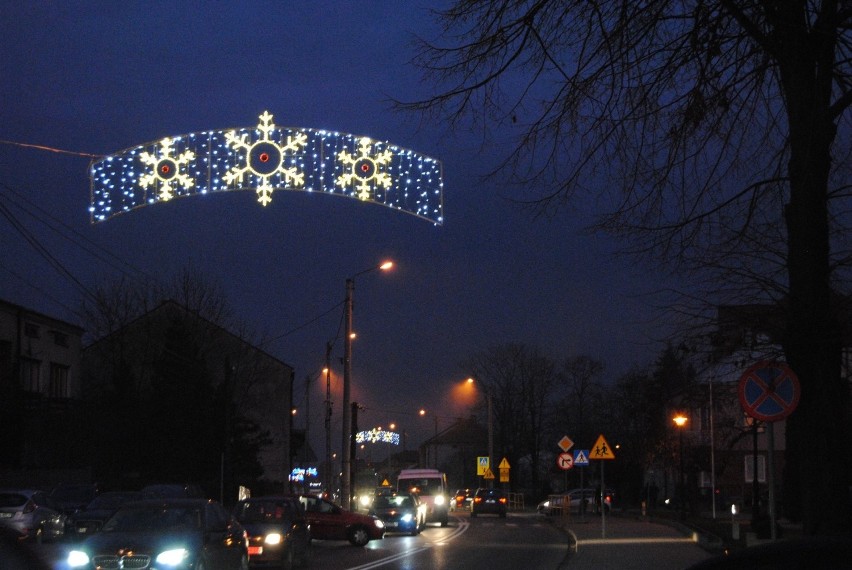 Świąteczne iluminacje już na ulicach Włoszczowy. Zobaczcie jak pięknie (ZDJĘCIA)