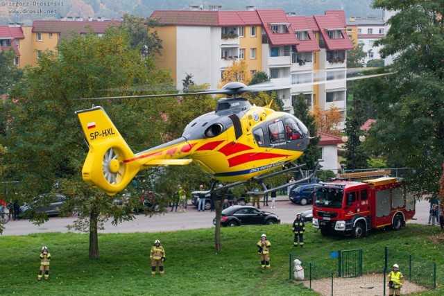 Strażacy zabezpieczali teren dla śmigłowca LPR, który wylądował przy Orliku znajdującym się na ul. Kazimierza Wielkiego