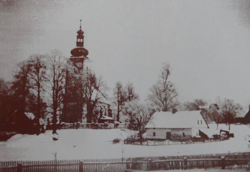 Widok na kościół w Pawłowicach z 1940 roku. Obok dom...