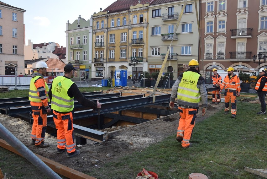 Podest zastąpi namiot nad studnią. Trwają prace na Głównym...