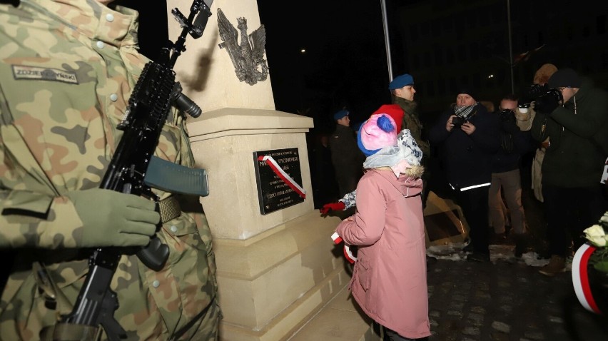 Pomnik Powstańców Styczniowych stanął w Kielcach na Białogonie. Uroczystość odsłonięcia odwiedził tłum ludzi. Zobacz zdjęcia