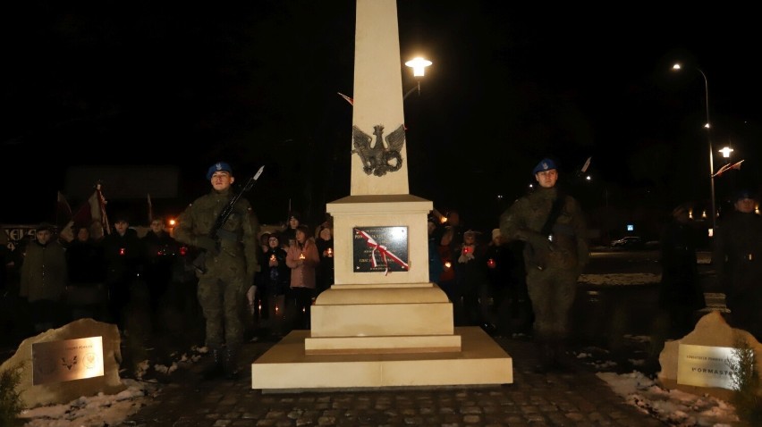 Pomnik Powstańców Styczniowych stanął w Kielcach na Białogonie. Uroczystość odsłonięcia odwiedził tłum ludzi. Zobacz zdjęcia