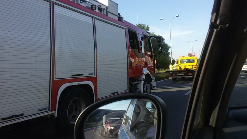 Korki na S86 i DTŚ w Katowicach. To efekt zderzenia kilku samochodów obok Ikei