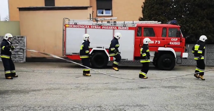 Strażacy z OSP Rajsko skakali na wężu jak na skakance
