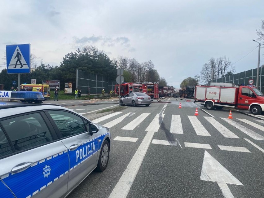 Wypadek na DK81 w Warszowicach! Trasa była zablokowana z powodu przewróconej cysterny. Nastąpił wyciek substancji chemicznej!