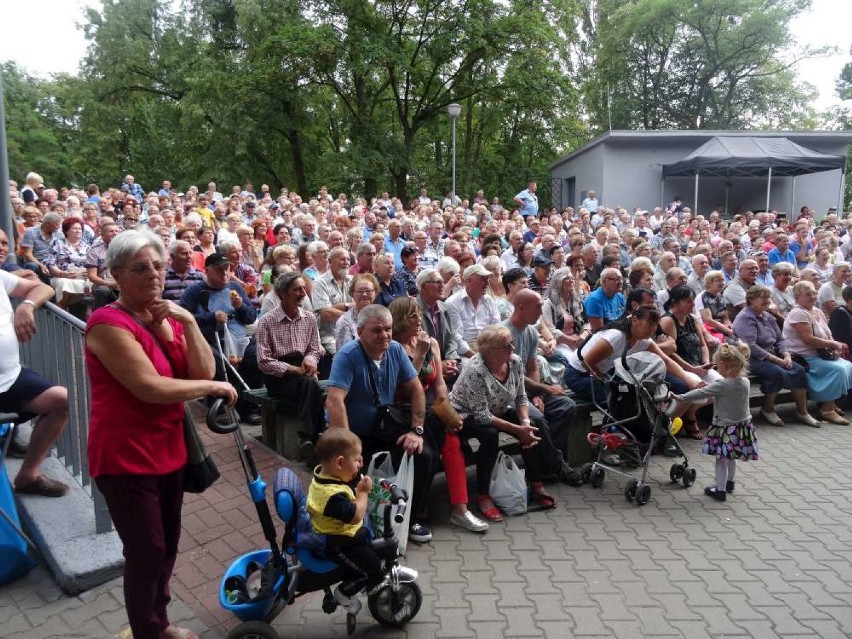 Tłumy w amfiteatrze w Wągrowcu na Wągrowieckiej Biesiadzie Szlagierowej [ZDJĘCIA]