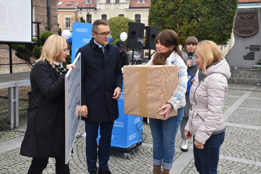 Firma FAMOT ufundowała trzy przenośne defibrylatory, które będą służyły mieszkańcom Lenartowic, Marszewa i Taczanowa Drugiego