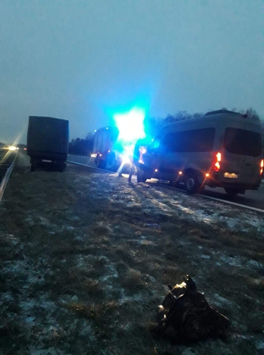 Wypadek na autostradzie A4 koło Tarnowa. W Zaczarniu zderzyły się dwa samochody. Kierowca mercedesa najechał na tył volkswagena